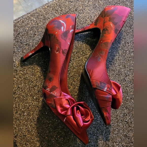 $160 Women's White House Black Market Red Floral Rose Adorned Heels Size 8M EUC! - Picture 8 of 10